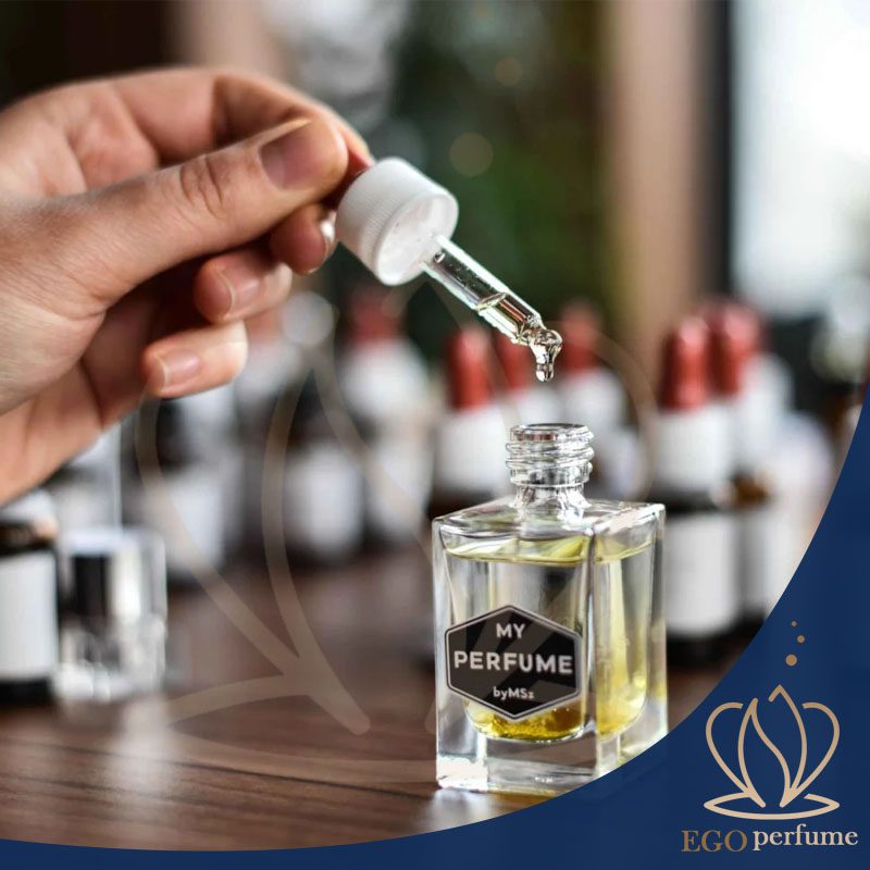 رایحه مشک و عنبر در عطرسازی: تاریخچه، کاربرد و جذابیتهای بیپایان.. فردی در حال ریختن اسانس در شیشه عطر.