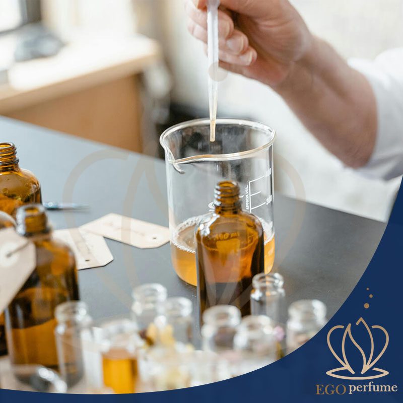 نت‌های آروماتیک در عطرها: از رازهای خوشبوایی تا هنر ترکیب. اسانس های روغنی آروماتیک.