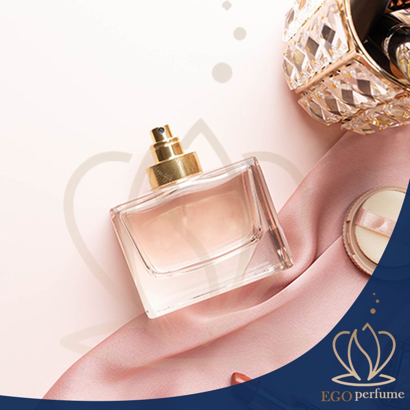 سوالات متداول درباره عطر: هرآنچه باید بدانید. یک عطر زنانه و بسیار فرش و منیمال