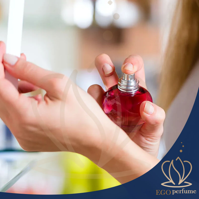 معرفی عطر و ادکلن با رایحه‌های شکلات و وانیل: ترکیبی از لذت و افسون. اسپری کردن عطر بر روی پوست