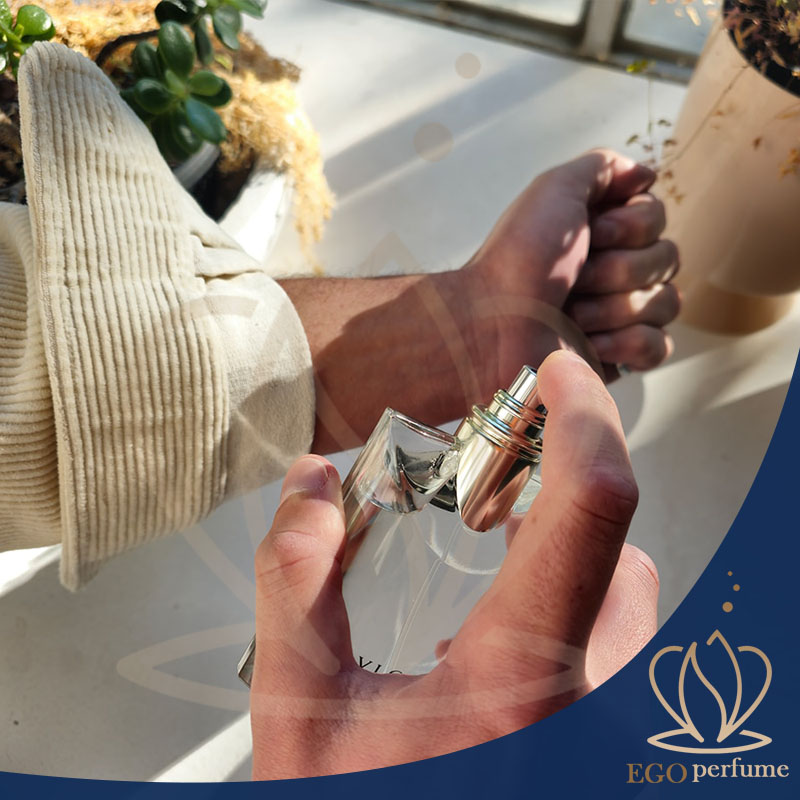 بهترین عطر و ادکلن‌های خنک و تابستانه مردانه ۱۴۰۴. اسپری کردن عطر بر روی دست