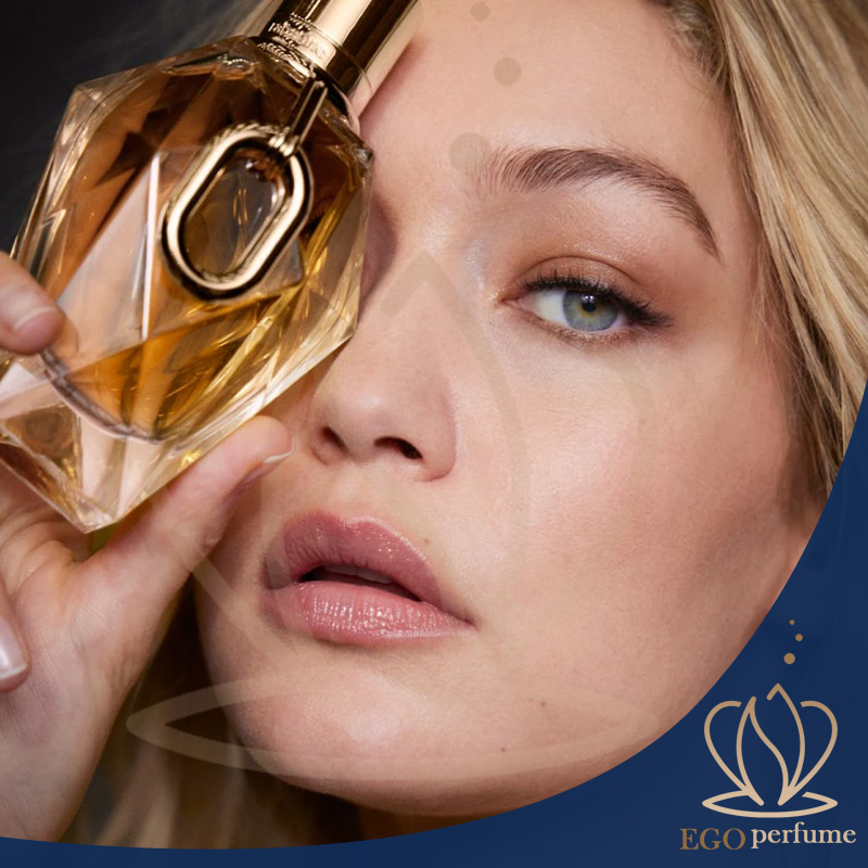 برند عطرسازی پاکورابان: هنر خلق رایحه‌های ماندگار. عکس یک مدل با شیشه عطر پاکورابان