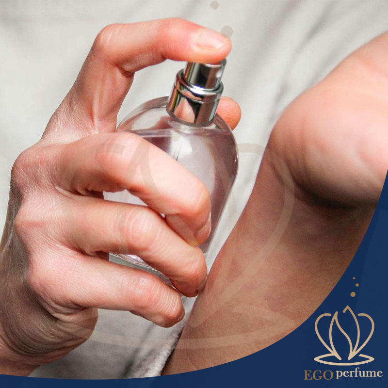 رابطهی عطر و پوست: از علم تا انتخاب بهترین رایحه. اسپری عطر بر روی پوست