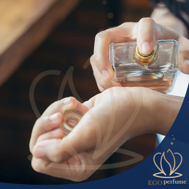 تفاوت بادی‌اسپلش و عطر؛ هرآنچه باید بدانید. اسپری کردن عطر برروی پوست